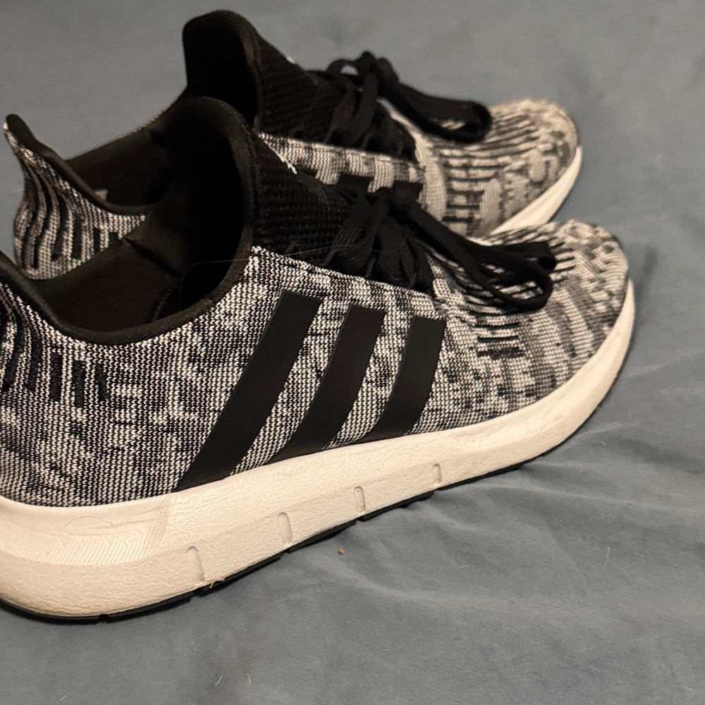 Adidas Men's Swift Run Gymnastics Sneakers. - Picture 3 of 5